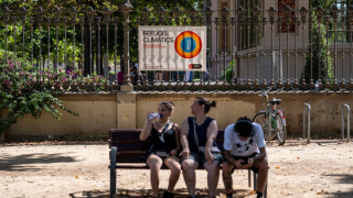 Un banc amb tres persones assegudes al Parc de la Ciutadella