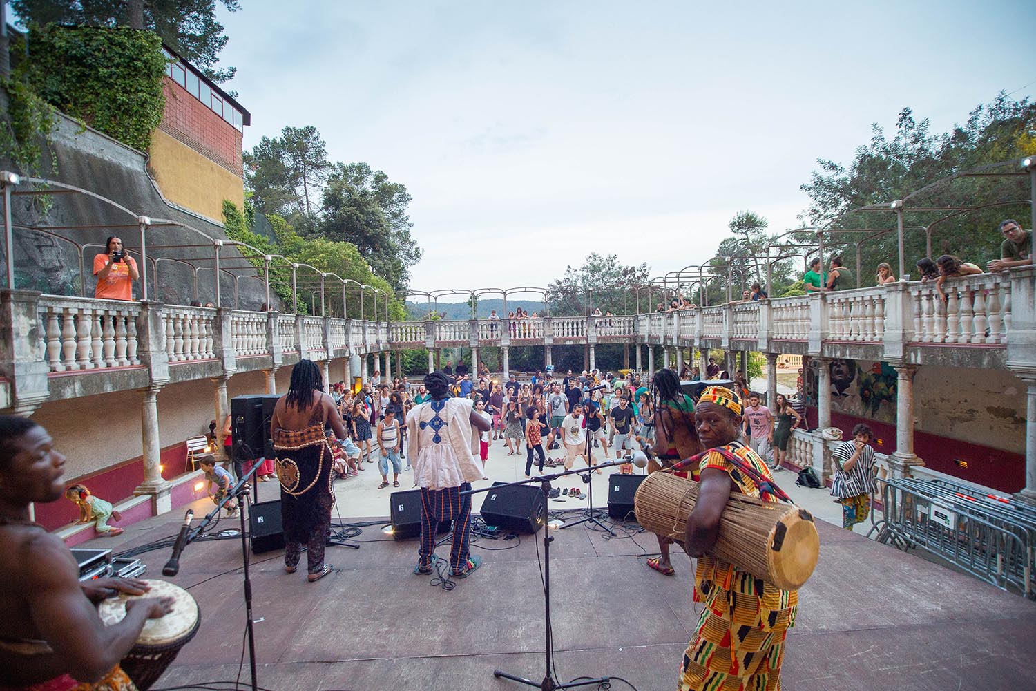 Actuacion del musico de Ghana King Ayisoba en el Casino La Floresta Sant Cugat del valles foto de nuria puentes