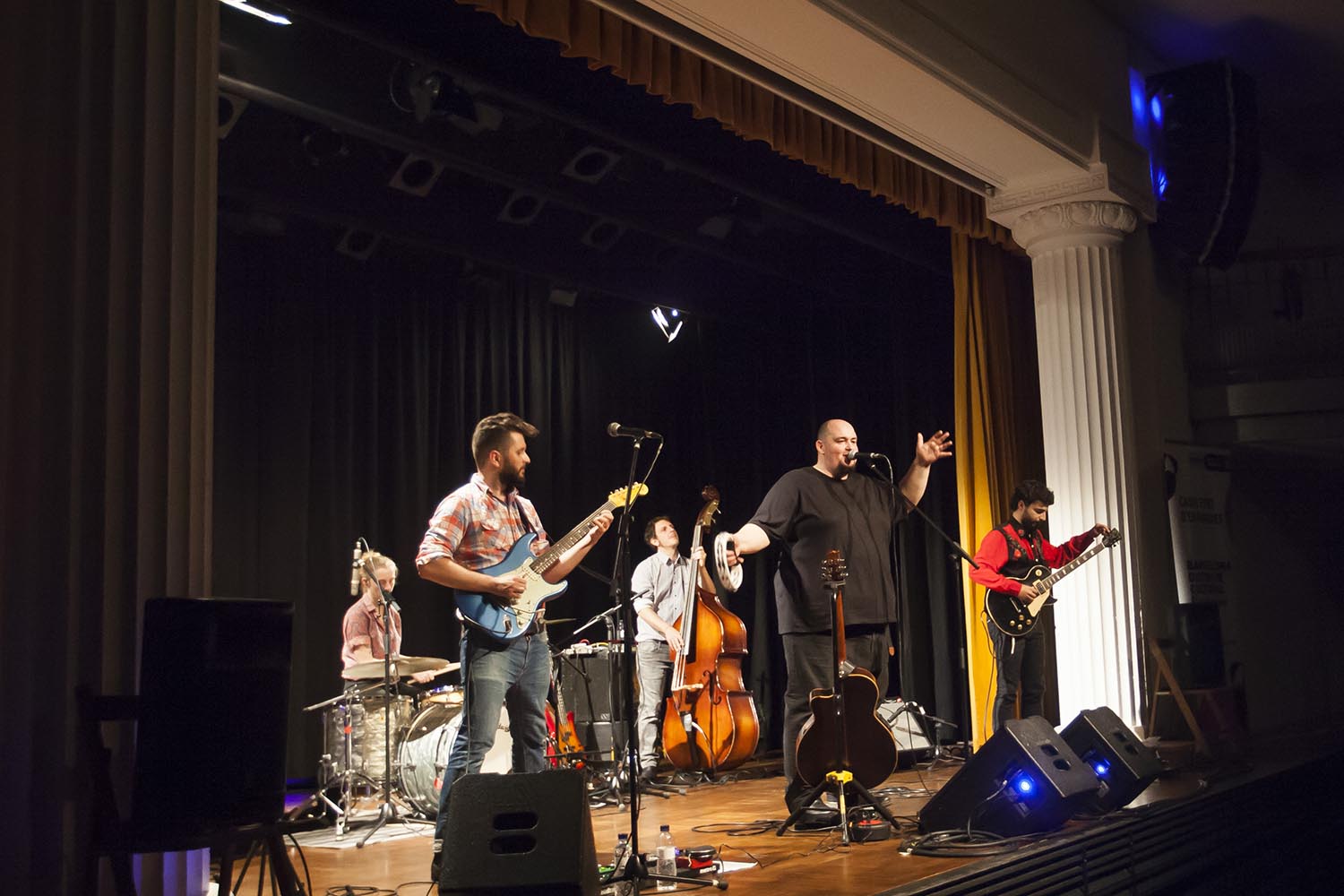 OTROS ESCENARIOS POSIBLES

EL CONJUNTO A CONTRA BLUES - ACONTRA BLUES -  ACTUA EN EL FESTIVAL BARCELONA DISTRICTE CULTURAL - CIRCUITO CULTURAL EN LOS BARRIOS - EN EL CASAL DE LA FONT DEN FARGUES - HORTA - EN BARCELONA

FOTO MARTI FRADERA