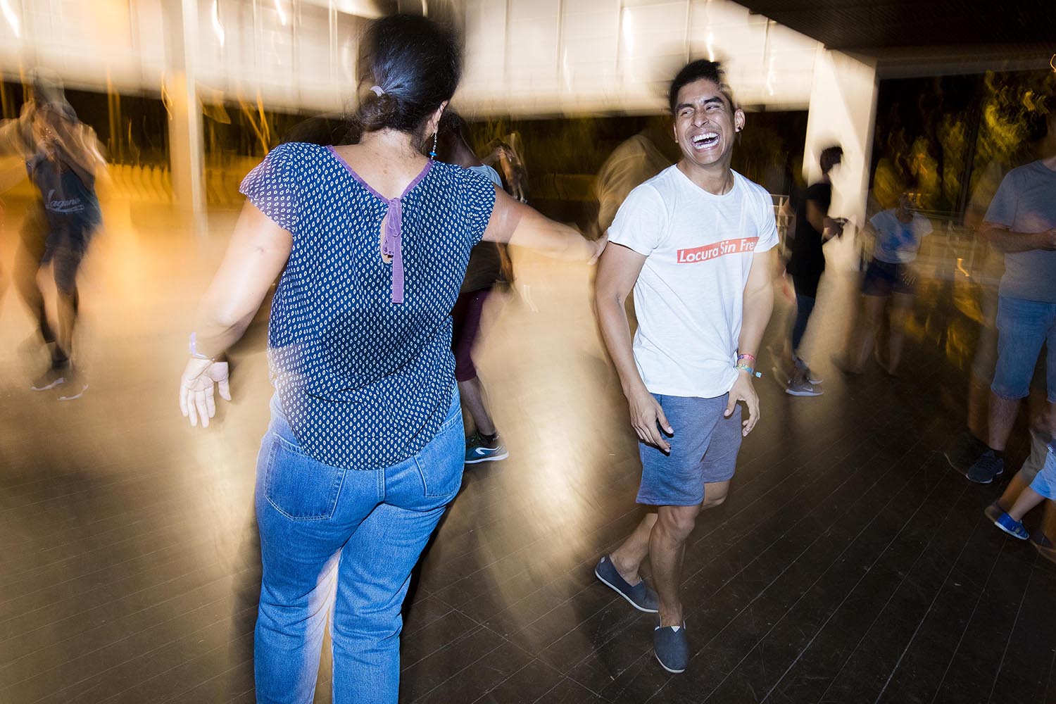 Barcelona 04/09/2019 icult Sessió de ball de música cubana a càrrec de DJ La Pantera ( a la foto amb samarreta blanca) i el col.lectiu Street Timba en Canyelles Foto Ferran Nadeu