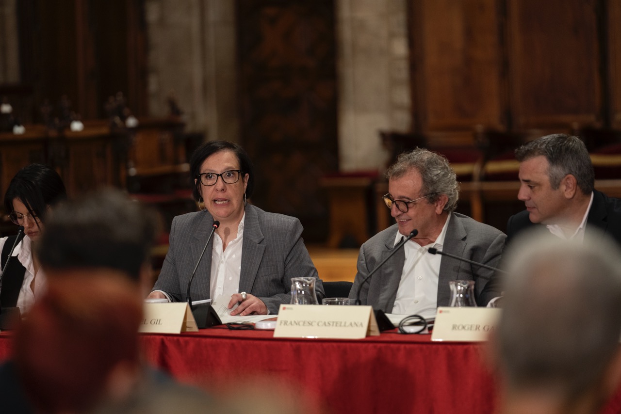 Mesa presidencial, d'esquerra a dreta, Raquel Gil, Francesc Castellana i Roger Gaspà