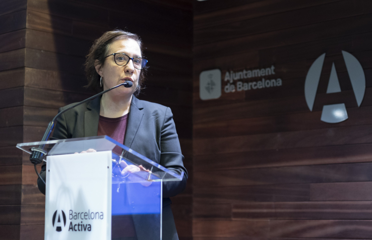 Intervenció de Raquel Gil, vicepresidenta del CESB, des d'un faristol a una jornada del CESB a Barcelona Activa.