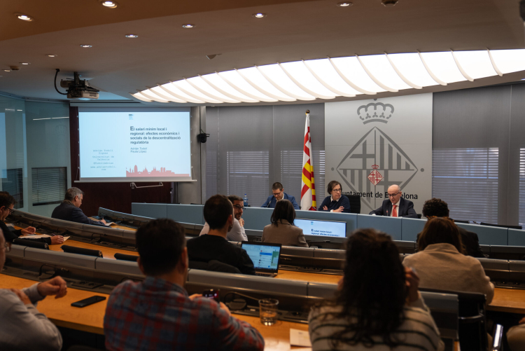 Visió general de la jornada a la Sala Lluís Companys de l'Ajuntament de Barcelona. A la taula presidencial i d'esquerre a dreta, Adrián Todolí, autor de l'estudi; Raquel Gil, presidenta en funcions del CESB i Eduardo Rojo. 