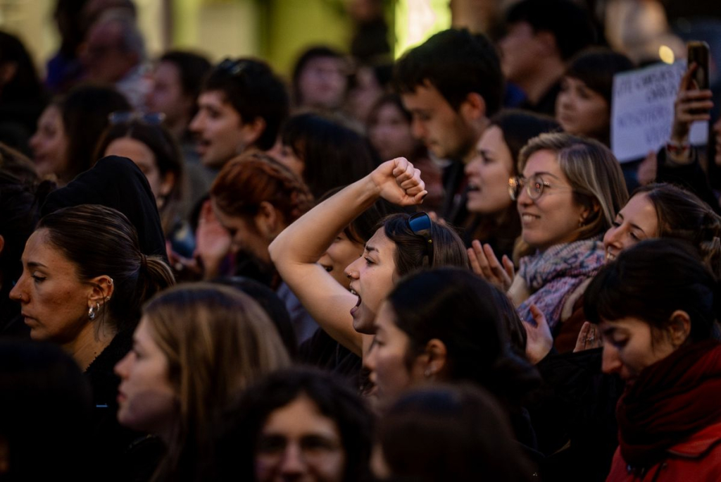 Dones cridant i picant de mans en una manifestació