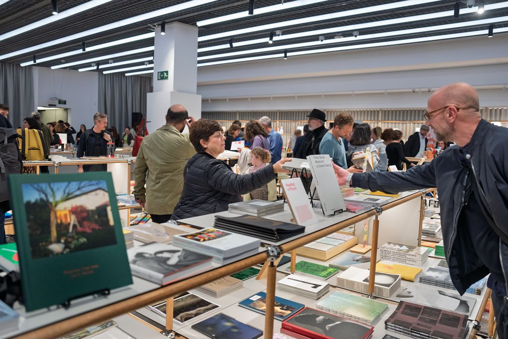 Persones que miren llibres i altres productes a la botiga del Disseny Hub