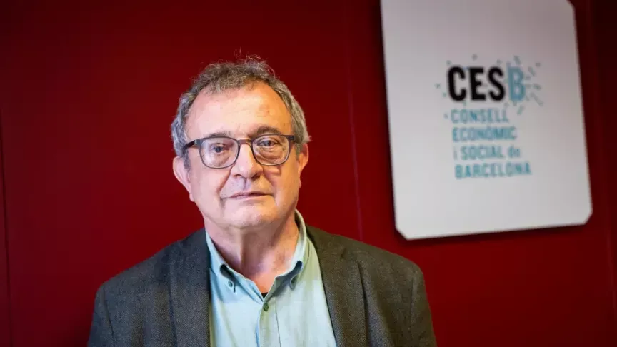 Primer plano de Francesc Castellana, presidente del CESB en la sala de reuniones de la sede del CESB