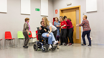 Grupo de personas discapacitadas participando en una actividad de baile 