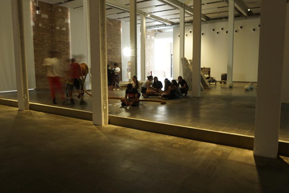 L’alumnat del l’IES Martí Pous a les sales de Fabra i Coats: Centre d’Art Contemporani de Barcelona, durant l’exposició Ciutat de sorra de David Bestué.