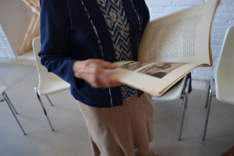 Teresa Gispert compartint un dels llibres de consulta emprats durant el procés creatiu Allò que els nostres cossos recorden de la fàbrica de fils, a Fabra i Coats: Centre d’Art Contemporani de Barcelona.