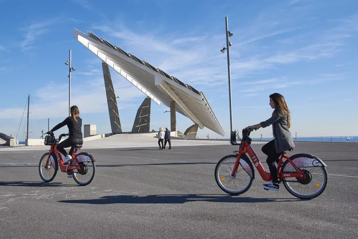 Dos chicas en bicicletas de Bicing en el Fórum, Barcelona