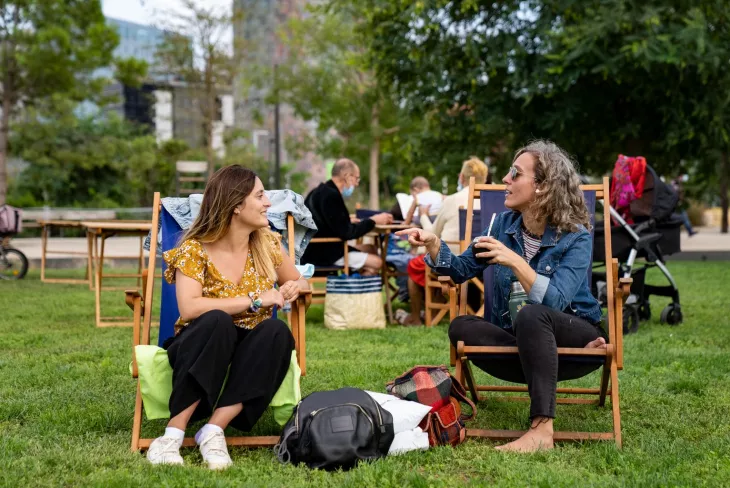 Mujeres conversando en la Clariana del parque de las Glòries, sentadas en hamacas