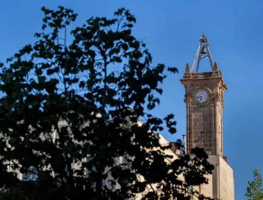 Torre amb rellotge de l’edifici de la seu del districte de Sants-Montjuïc