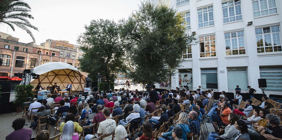 Audience seated outside Can Felipa attending the talk "Desglobalisation?"  © Imatges Barcelona / Xavi Torrent