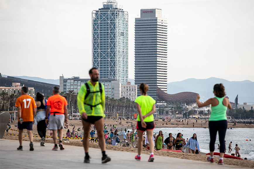 Gente paseando y haciendo deporte por el paseo Marítim de Barcelona. © Imatges Barcelona / Edu Bayer