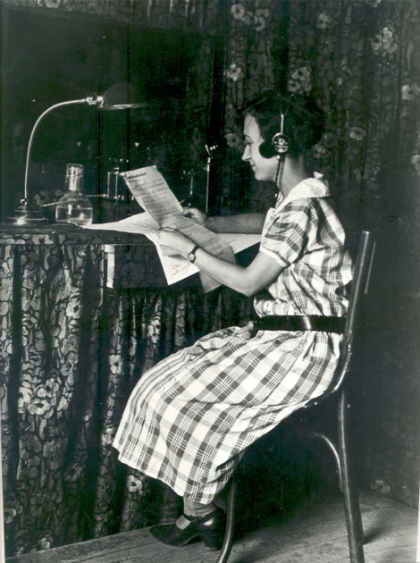 Una de les primeres veus de la ràdio va ser la de Maria Sabaté, que l’any 1924 feia les proves de so de Ràdio Barcelona. © Arxiu fotogràfic de Ràdio Barcelona - Cadena SER