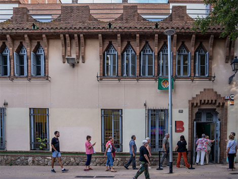 Facade of the Centre Cívic Matas i Ramis community centre. © Imatges Barcelona / Laura Guerrero