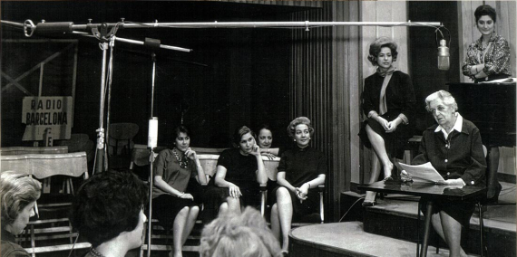 Rehearsal session of Ràdio Barcelona’s radio drama group in 1962. © Arxiu Fotogràfic de Ràdio Barcelona - Cadena SER