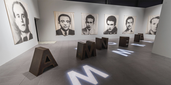 Instalación Amnesia-Memoria, de Francesc Torres, que rinde homenaje a trece maquis. © Colección MACBA. Depósito de la Generalitat de Catalunya. Colección Nacional de Fotografía.