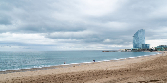 Vista de la platja de Sant Miquel amb l’hotel W Barcelona al fons. ​© Imatges Barcelona / Clara Soler Chopo