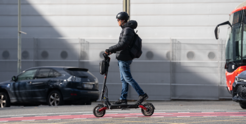 Ciutadà circulant en patinet