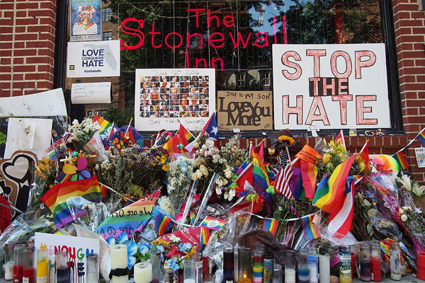 Entrada del Stonewall Inn de Nova York, dies després del tiroteig d'Orlando, el 2016