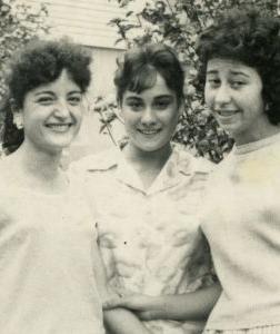 Rosa al mig, veïna de les cases barates del Bon Pastor, amb les seves companyes de feina de la Fabra i Coats als jardins de Can Fabra, anys 50. Família Rosa Martín