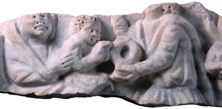 Fragment de sarcòfag paleocristià, amb representació de l’epifania dels Reis Mags. Marbre del Proconès, actualment a Turquia Segle IV