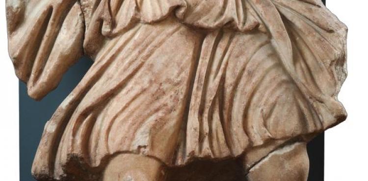 Suport de taula amb una representació de la deessa Diana caçadora, recuperat del rebliment de reforç de la muralla. Marbre de Luni-Carrara Segle II