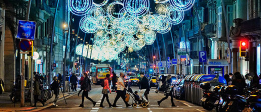 Calle con iluminación navideña