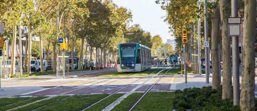 Dos tranvías pasando por la Diagonal durante la marcha en blanco por el nuevo tramo 