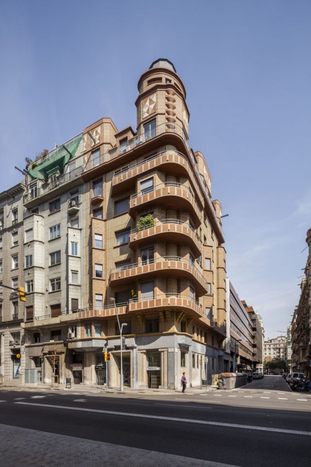 Part exterior de l'Estació dels FGC de Padua, en la cantonada amb Balmes.