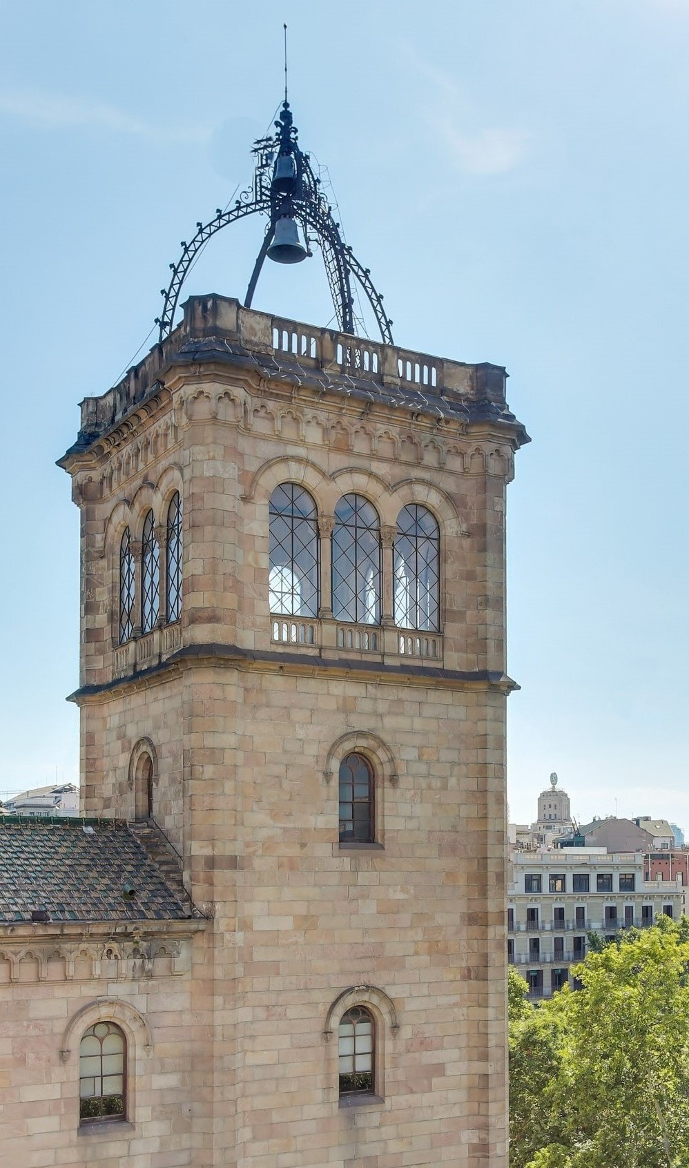 Davant edifici històric de la UB