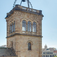 Davant edifici històric de la UB