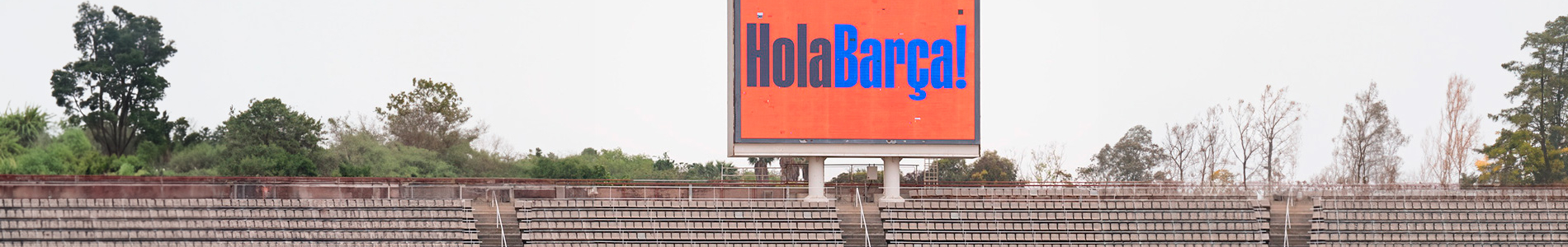 Estadio Olímpico y de fondo un cartel con el texto "Hola Barça"