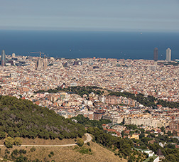 Vista panorámica de Barcelona con el mar al fondo