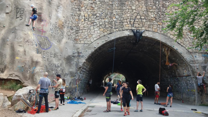 Deportistas haciendo escalada en el túnel de la Foixarda