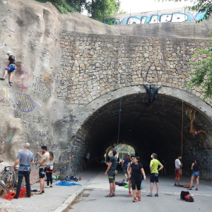 Esportistes fan escalada al túnel de la Foixarda